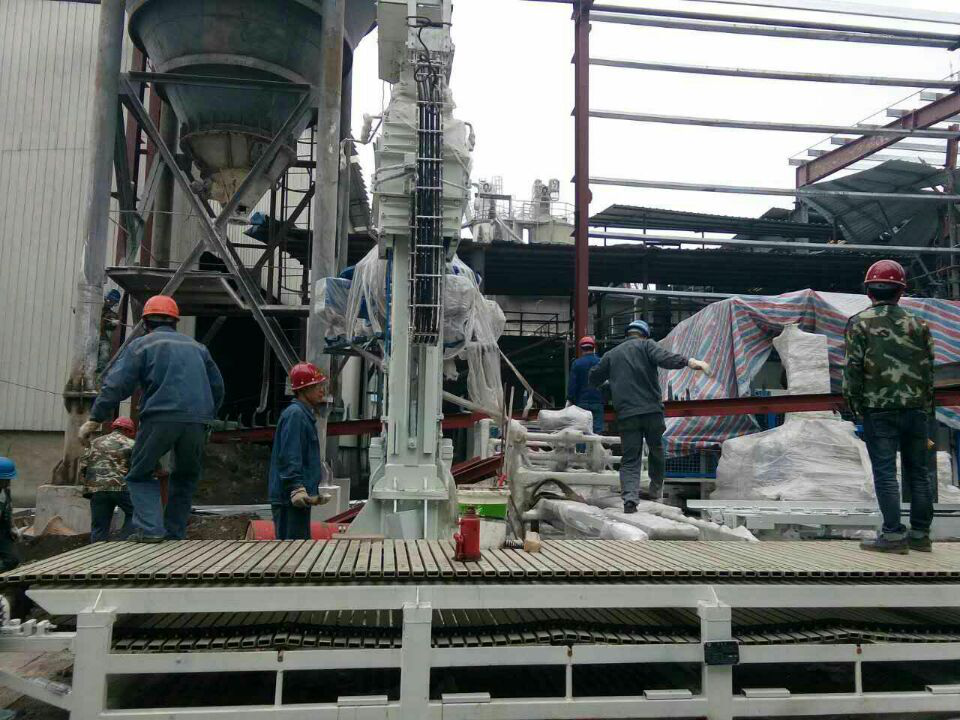 忙碌的透水磚生產線施工現場