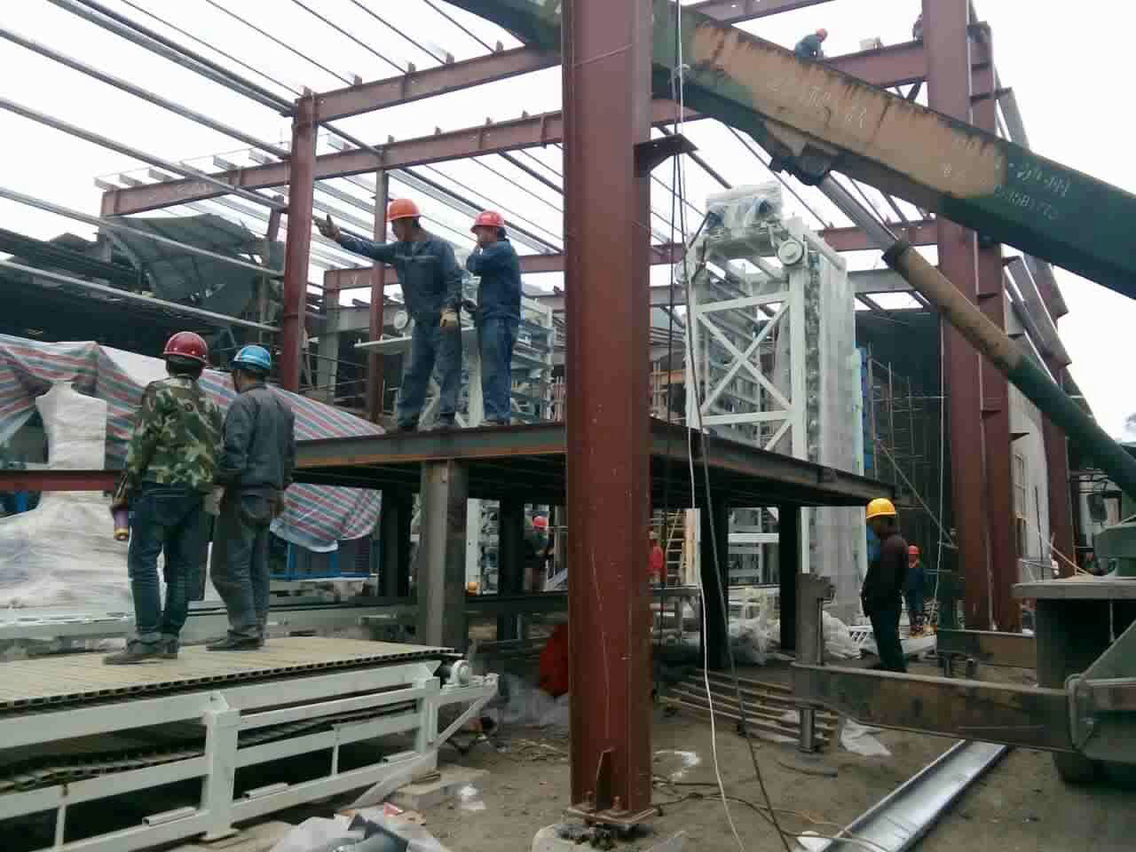 忙碌的透水磚生產線施工現場